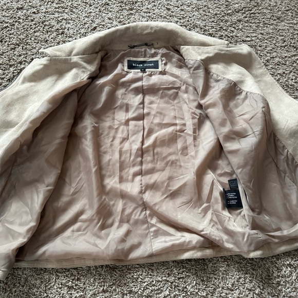 Black rivet tan fringe western wear blogger jacket women faux suede Size Med EUC - Picture 5 of 7